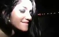 سخيف صديقتي وهي نائمة في السرير.