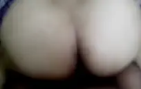 خنثى مع ضخمة الثدي يحصل على ديك حتى الحمار قبل ركوبها.