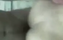 فتاة لطيفة في فستان بهزاز.