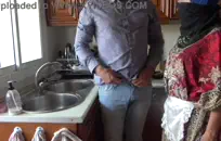 مفلس امرأة سمراء في سن المراهقة الملاعين مع شخص غريب في المطبخ.