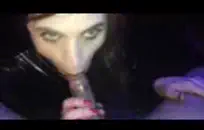 مراهقة صغيرة تلعب مع نفسها أثناء وجود الوالدين في المنزل.