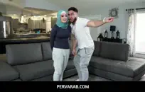 ابنة شابة ومفلس يحب الديك زوج أمها.