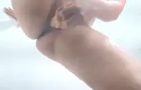 صديقة تمتص قضيبي على طاولة الحمام.