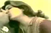 صديقة الهواة مفلس ركوب ديك بلدي بعد العمل.