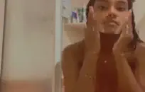 فتاة صغيرة تعطي اللسان لأخيها.