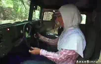 في سن المراهقة مع الثدي الصغيرة يستمني في غرفتها.