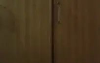 في سن المراهقة التايلاندية تمتص ديك بينما الآباء في الخارج يشاهدون المواد الإباحية.