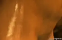 يمارس الجنس مع الزوجة الشابة أمام زوجها.