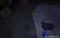 امرأة سمراء في سن المراهقة يركب قضيبه مع ديك سمين.