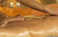 في سن المراهقة الصينية نردي وخجولة في النظارات.