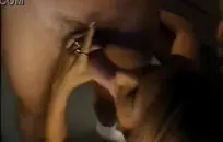 فاتنة الشباب مص قضيبي في السيارة.