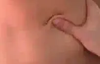 امرأة سمراء كبيرة titted مع كبير الثدي والحمار.
