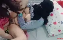 امرأة سمراء مثير مع الثدي الصغيرة تمتص رمح و cums بداخلها.