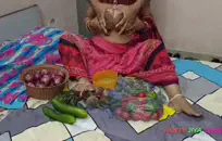 صديقة صديقي تمص قضيبي في المنزل.