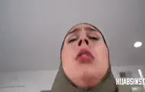 مغر خنثى يظهر قبالة لها الديك والإصبع لها الحمار.