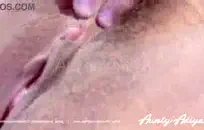 فتاة كبيرة الثدي مع شعر كس التدليك كس.