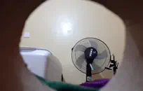 صديقي يمارس الجنس مع ثقبي الصغير الضيق بينما يكون والداي في السرير.