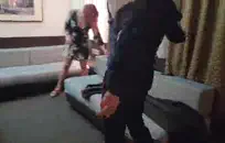 الجبهة الساخنة جوليا آن تمتص ديك وركوب الخيل في الكلب مع buttplug.