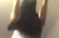 إنها تحب اللعب مع قضيبيها حتى أفقدها على مؤخرتها السمينة والثدي.