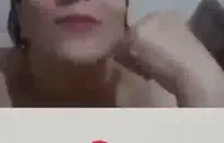 فتاة مثيرة في بيكيني يستمني على كاميرا ويب.