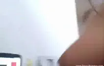 تتمتع الأرائك بالمرح والبخ في غرفة المعيشة.