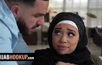 صبي صغير يلعب مع قضيبه للحصول على اللسان.