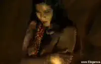 ثديي الطبيعية الكبيرة ترتد بينما أمارس الجنس مع مؤخرتي الكبيرة.