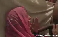 غنيمة كبيرة خشب الأبنوس امرأة كبيرة الثدي تأخذ الديك الأبيض الهائل.