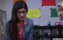 تحصل مارس الجنس في سن المراهقة الصغيرة في المقعد الخلفي للشاحنة وعليها مشاهدة كل شيء.