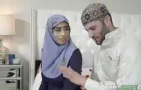 شابة سمراء مع الحمار الساخنة تحصل مارس الجنس جيدة.