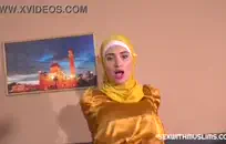 فتاة في سن المراهقة الملاعين بوسها مع دسار cums.