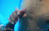 مارس الجنس في سن المراهقة قرنية في الحمار في الحمام.