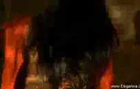 فتاة هواة في فستان والكعب العالي.