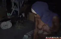 لاتينا قرنية تمتص الديك الأسود الضخم.