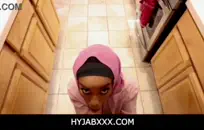 الشباب في سن المراهقة مع كبير الثدي يأخذ الديك ضخمة في المؤخرة.