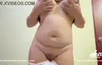 هواة امرأة كبيرة الثدي يعطي اللسان الحلق العميق.