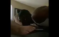 العملاقة في مثير أسود الفخذ أحذية عالية وقفازات جلدية.