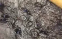 سخيف أختي بينما أمي ليست في المنزل.