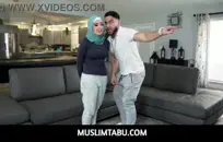 الزوج يعطيني handjob في وقت متأخر من الليل.