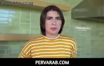 كبير الثدي امرأة في سن المراهقة مارس الجنس على السرير ربيب.