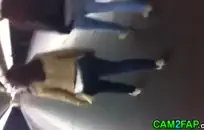 في سن المراهقة فاتنة مارس الجنس على الأريكة قبل الذهاب للاستحمام.