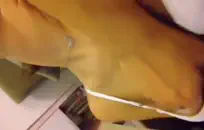 Tiny4k الثدي في سن المراهقة يلعق والأصابع بعضها البعض في الحمام.