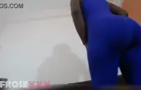 أفواه وجمل لشابة شقراء ، زنبق.