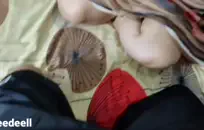 امرأة سمراء عارية يستمني على السرير.