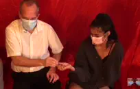 مثير الأبنوس في الكعب الأحمر مارس الجنس من قبل الديك ويأخذ نائب الرئيس